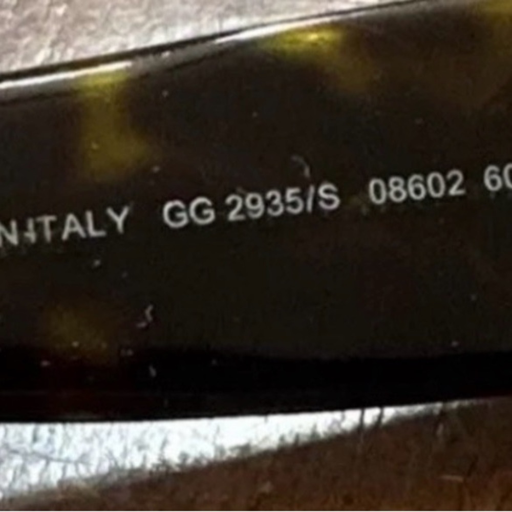 Gucci Tortoiseshell Sunglasses with Black Accents - Picture 9 of 12